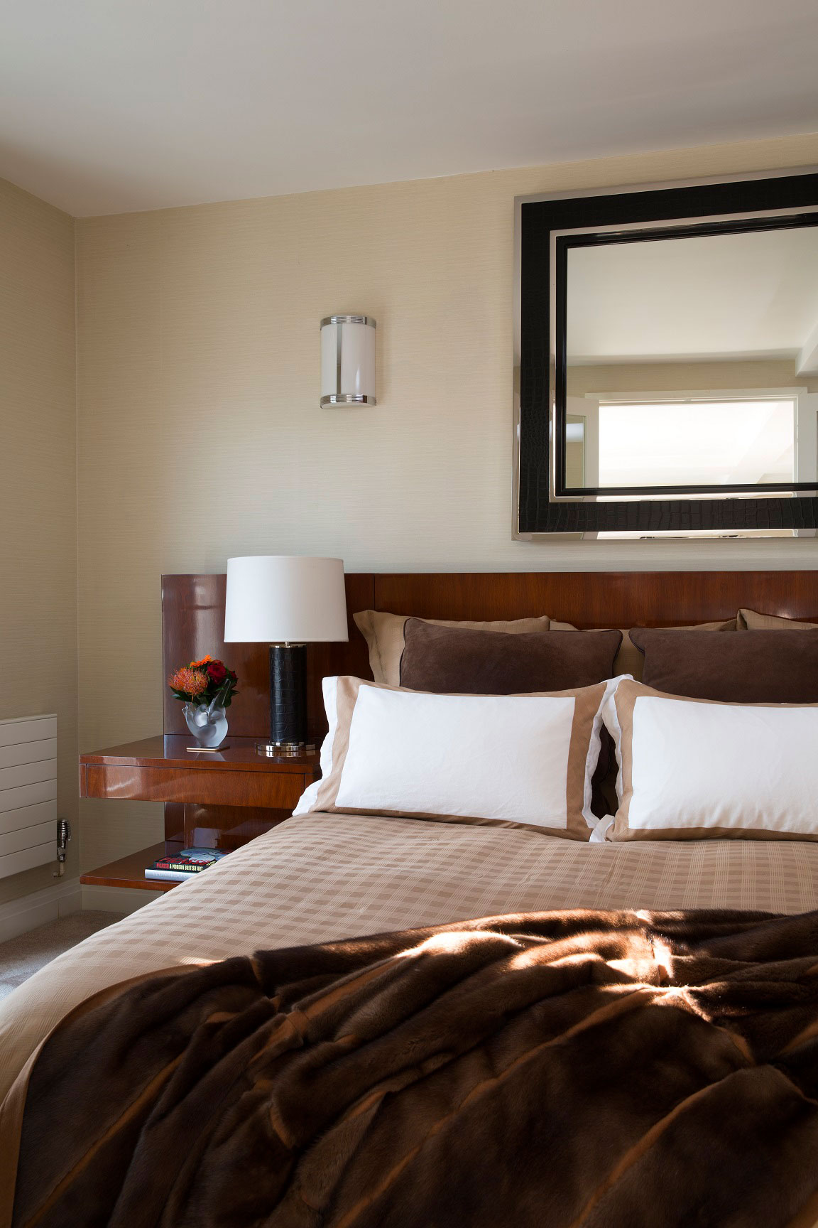 A Sophisticated Apartment with Luxurious and Timeless Interiors in the Heart of London by Absolute Interior Decor (16)