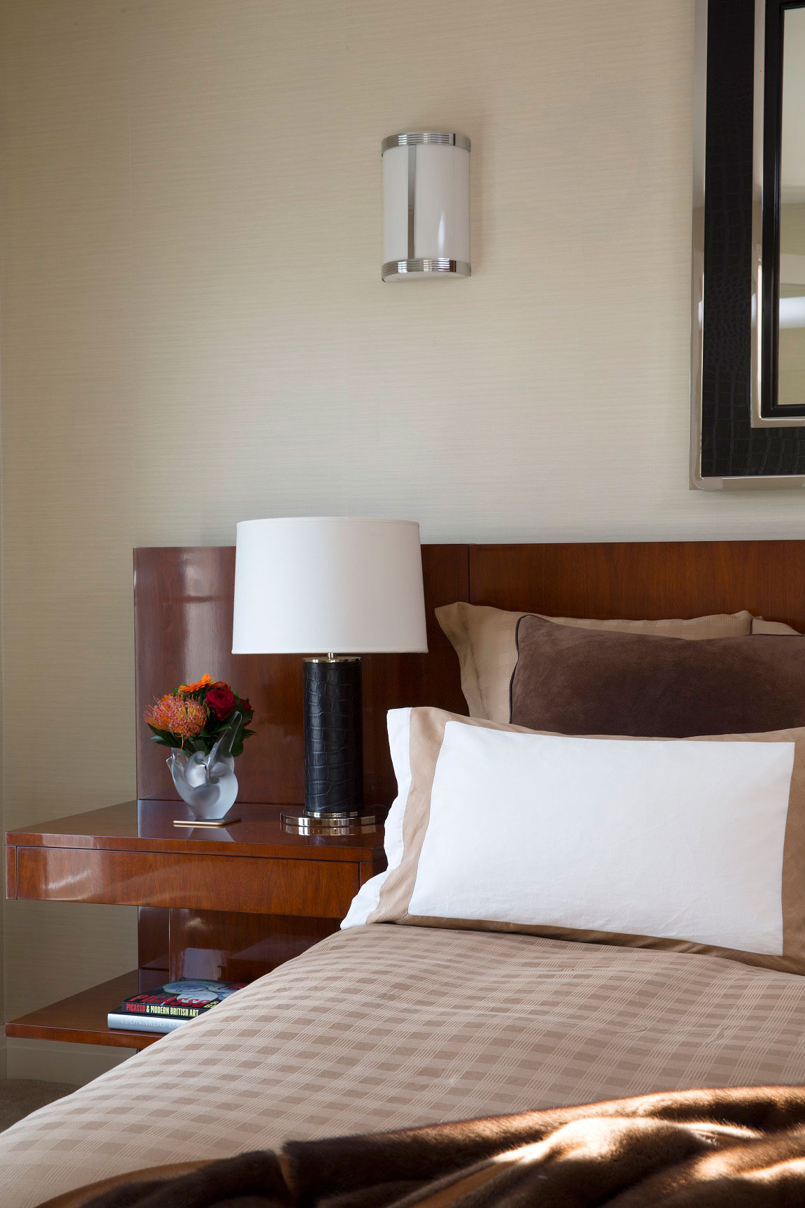 A Sophisticated Apartment with Luxurious and Timeless Interiors in the Heart of London by Absolute Interior Decor (17)