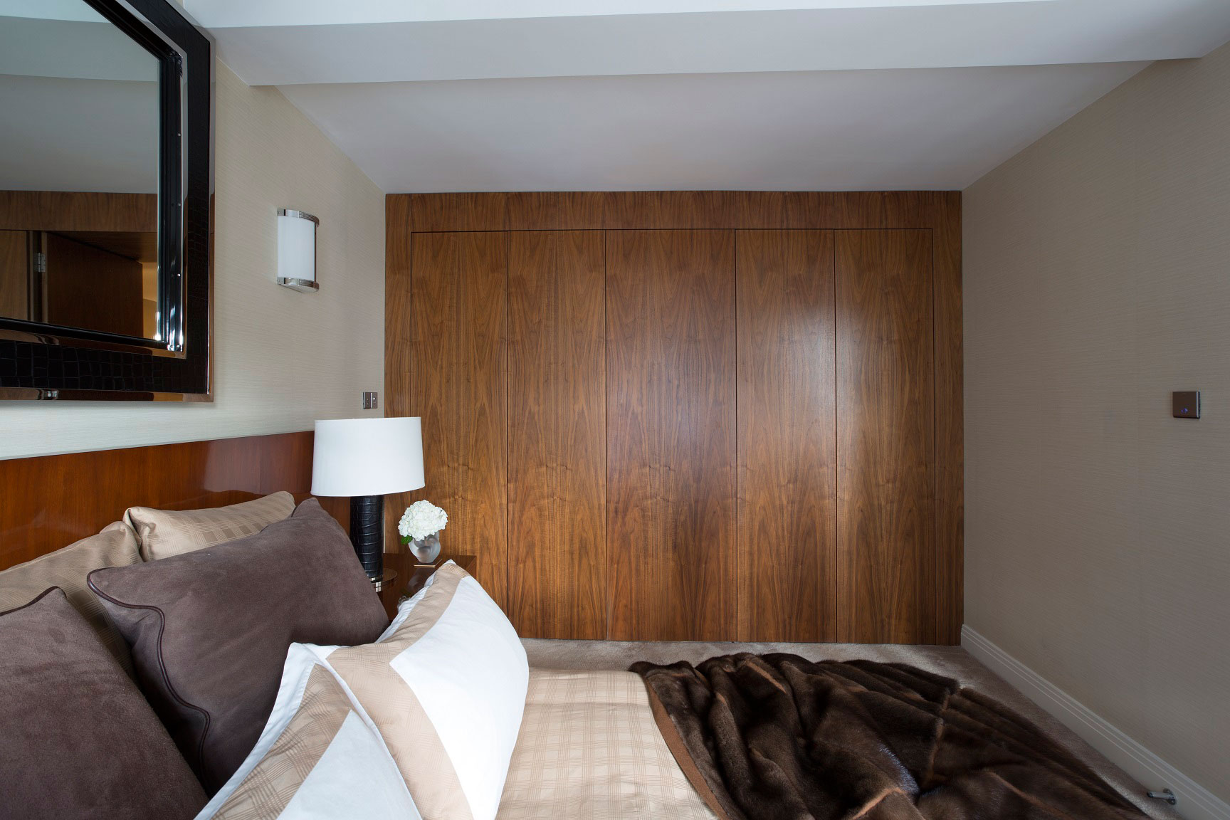 A Sophisticated Apartment with Luxurious and Timeless Interiors in the Heart of London by Absolute Interior Decor (18)