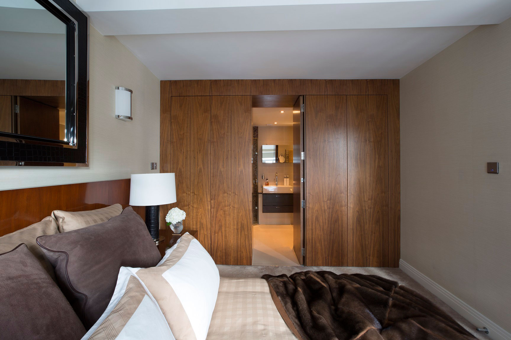 A Sophisticated Apartment with Luxurious and Timeless Interiors in the Heart of London by Absolute Interior Decor (19)