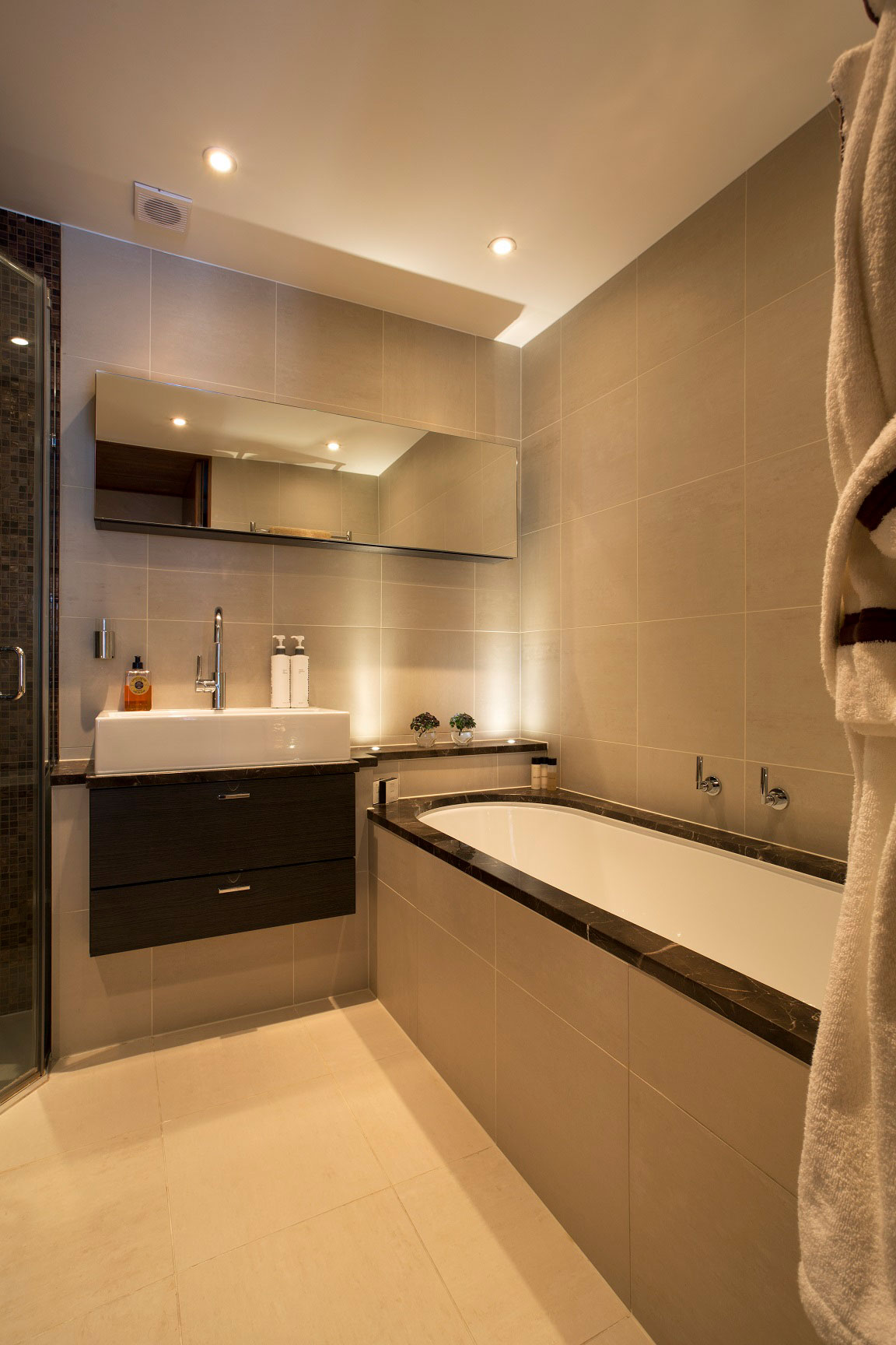 A Sophisticated Apartment with Luxurious and Timeless Interiors in the Heart of London by Absolute Interior Decor (20)