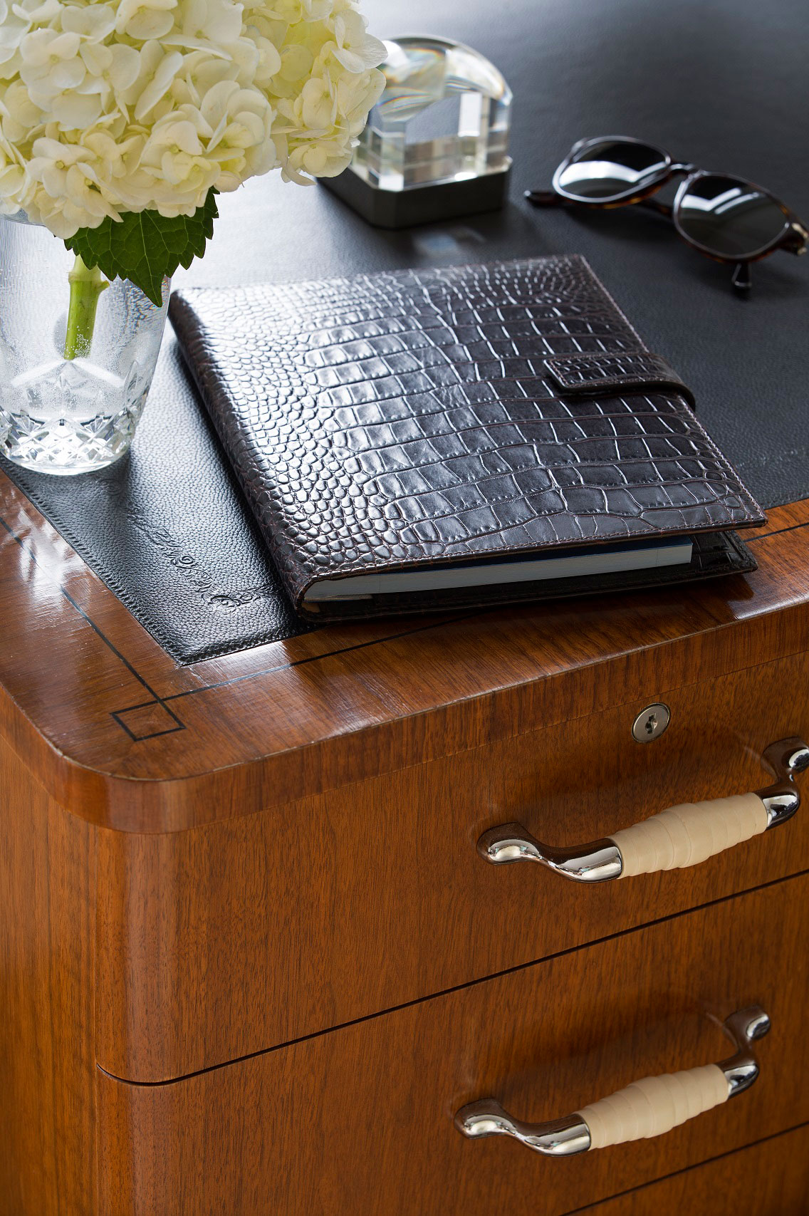 A Sophisticated Apartment with Luxurious and Timeless Interiors in the Heart of London by Absolute Interior Decor (22)