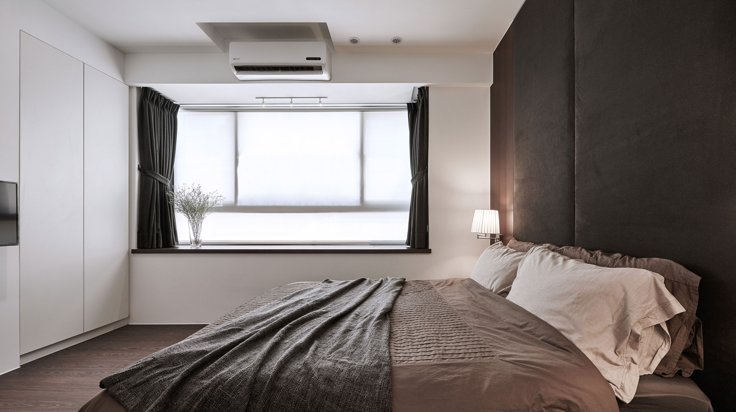 A Sophisticated Contemporary Home with Cozy and Warm Color Palette in Taichung by Z-AXIS DESIGN (16)
