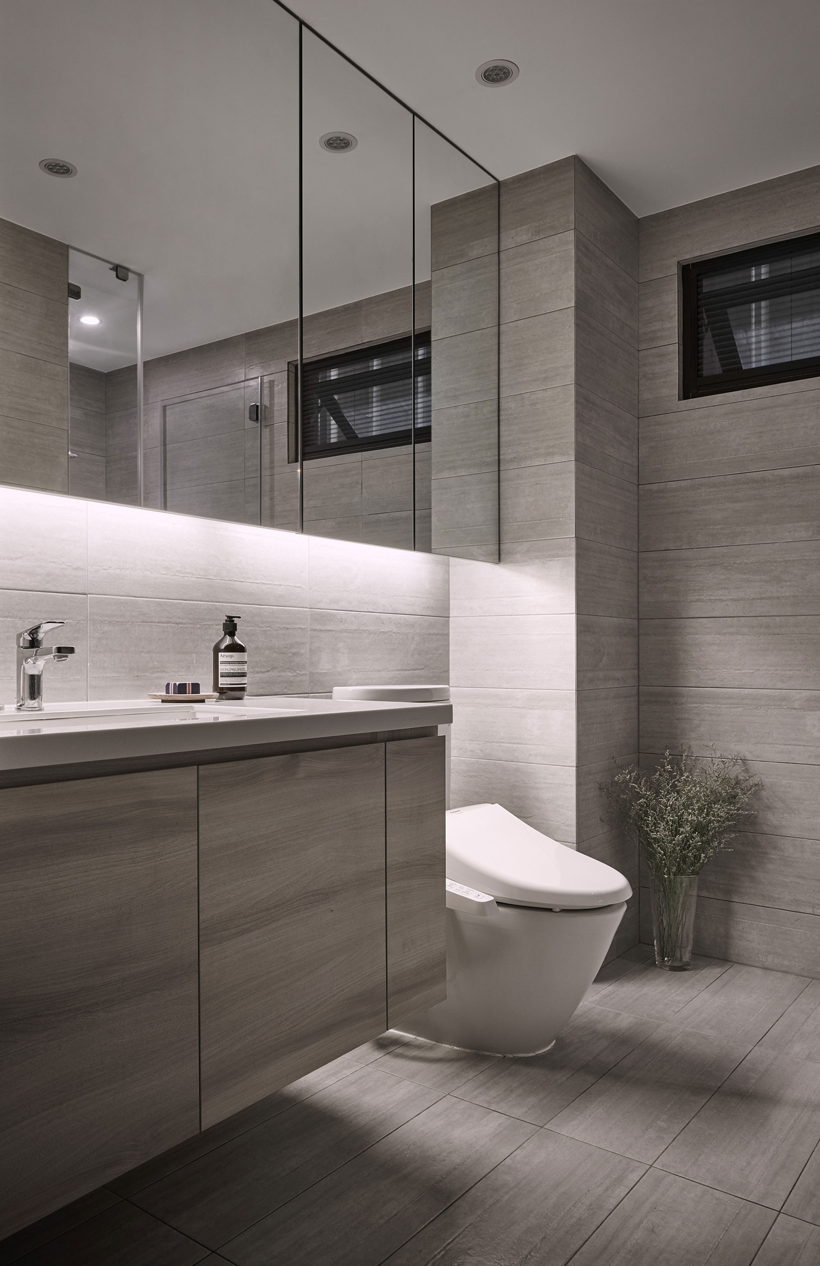 A Sophisticated Contemporary Home with Cozy and Warm Color Palette in Taichung by Z-AXIS DESIGN (27)