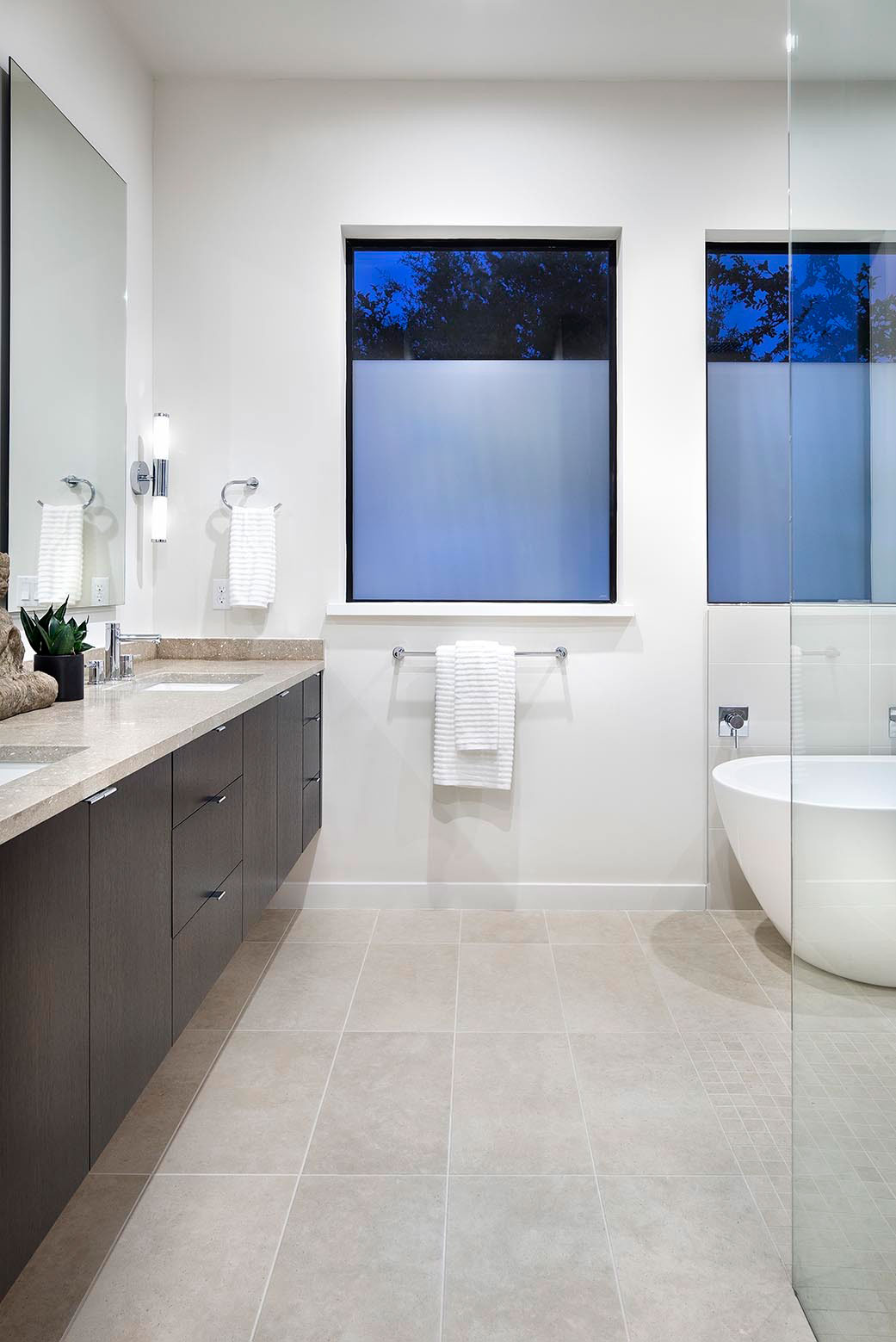 A Sophisticated Contemporary Home with Luxury Modern Interiors in Austin by Clark Richardson Architects (14)