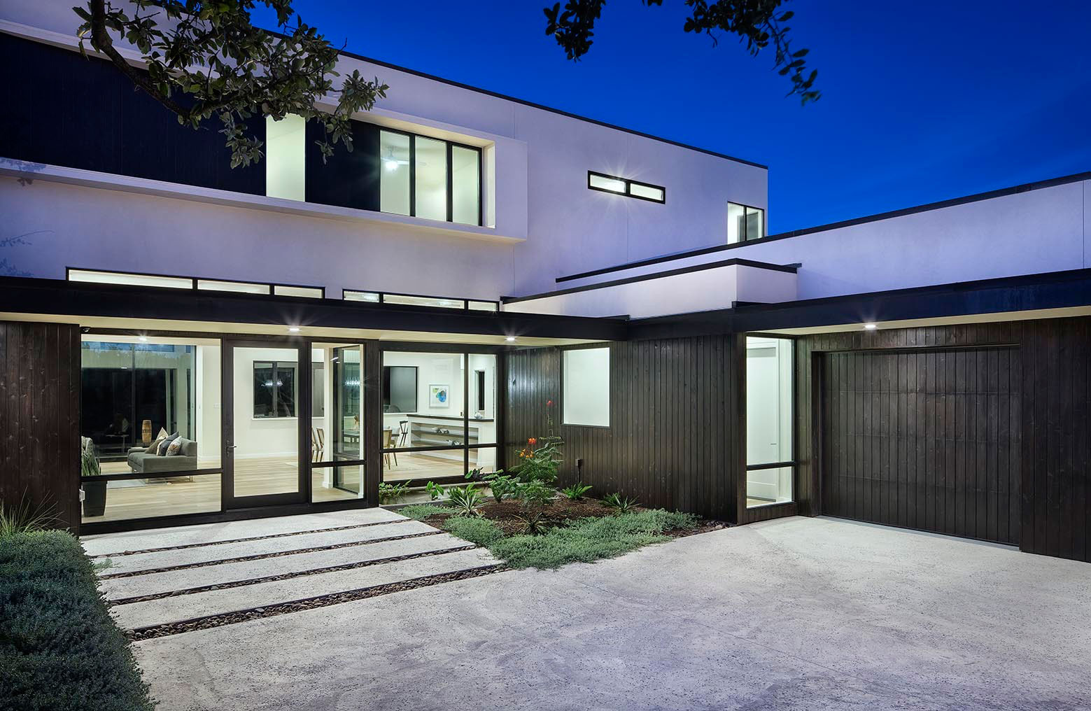 A Sophisticated Contemporary Home with Luxury Modern Interiors in Austin by Clark Richardson Architects (19)