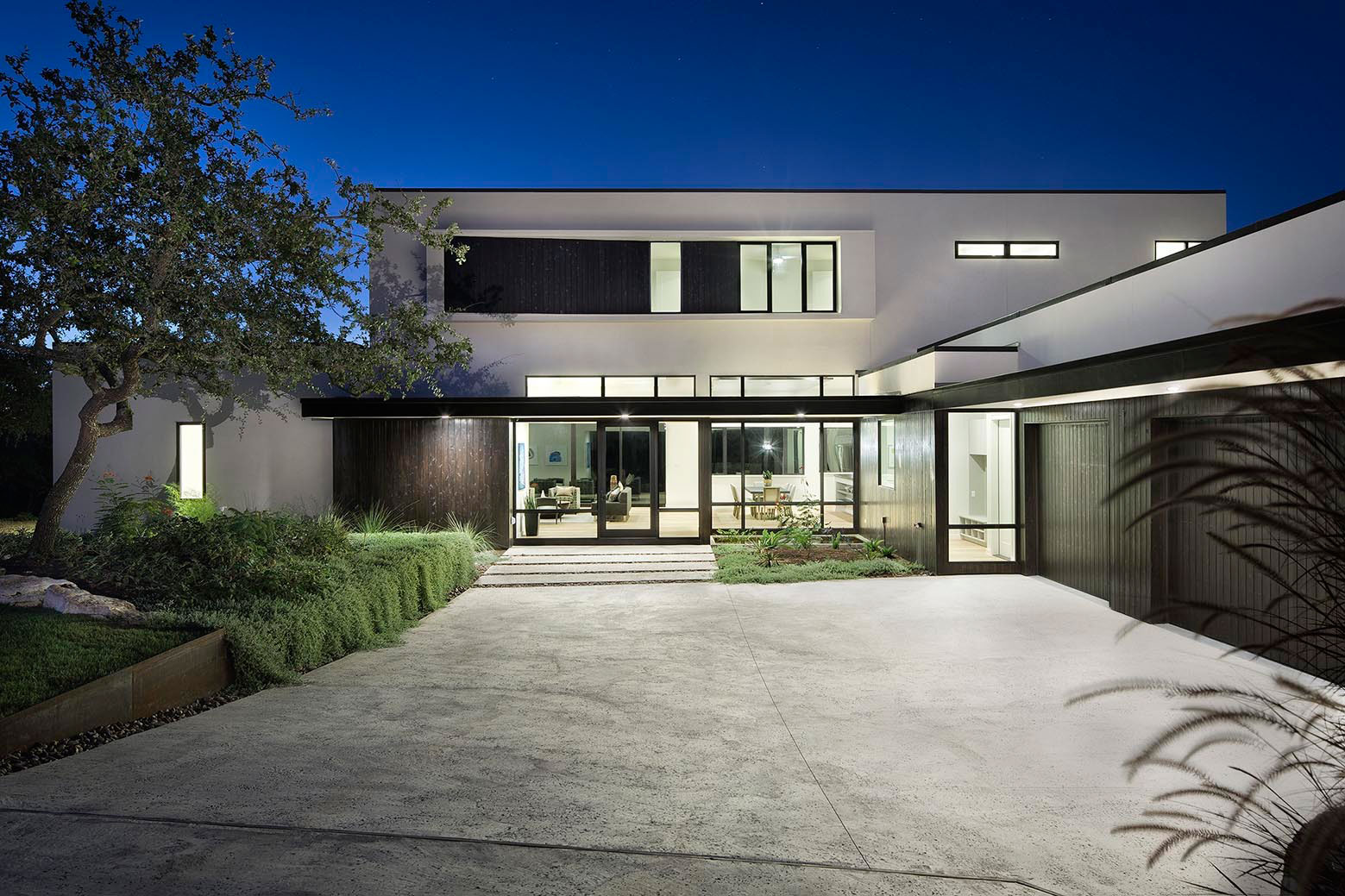 A Sophisticated Contemporary Home with Luxury Modern Interiors in Austin by Clark Richardson Architects (20)