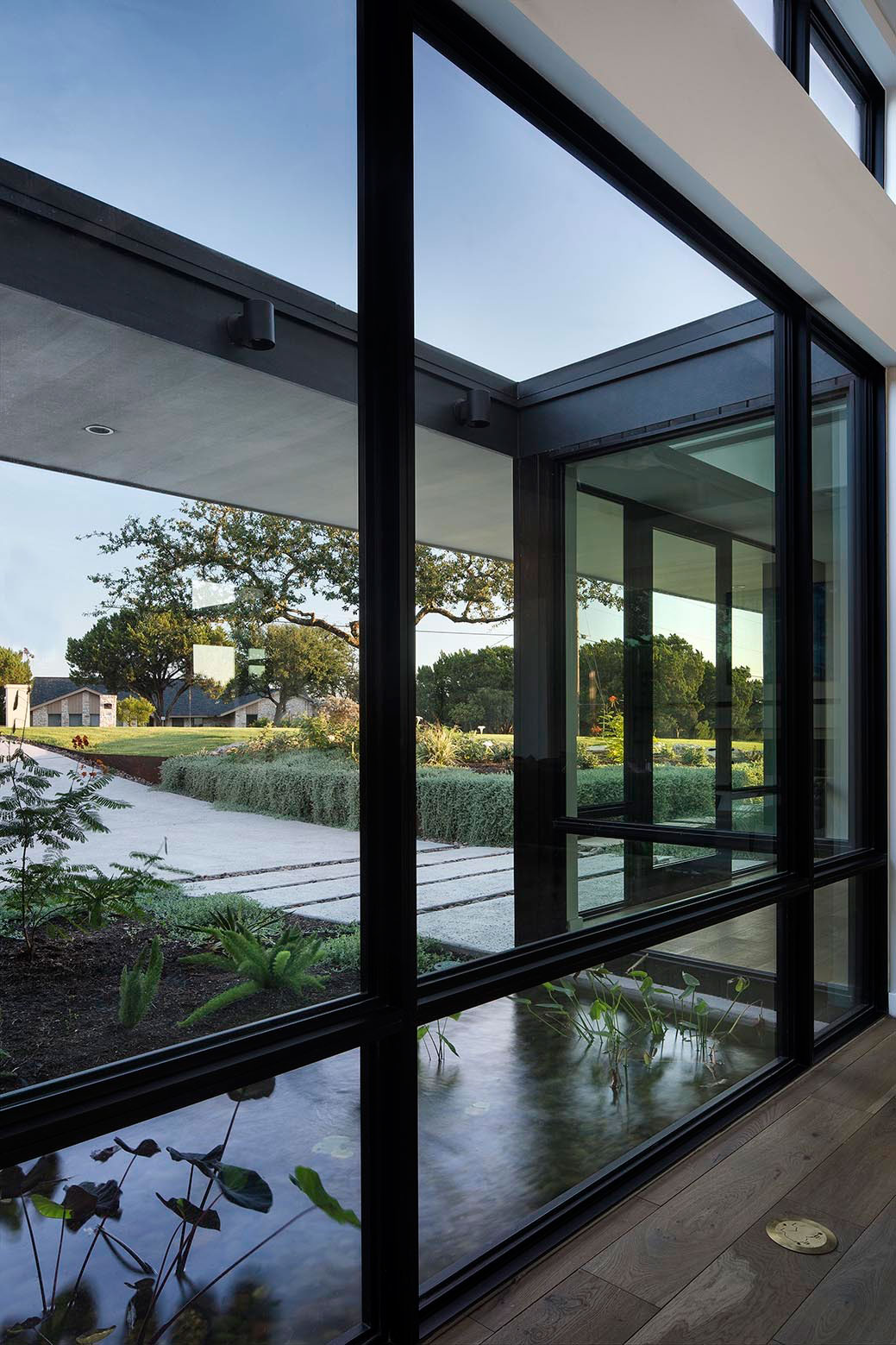 A Sophisticated Contemporary Home with Luxury Modern Interiors in Austin by Clark Richardson Architects (7)