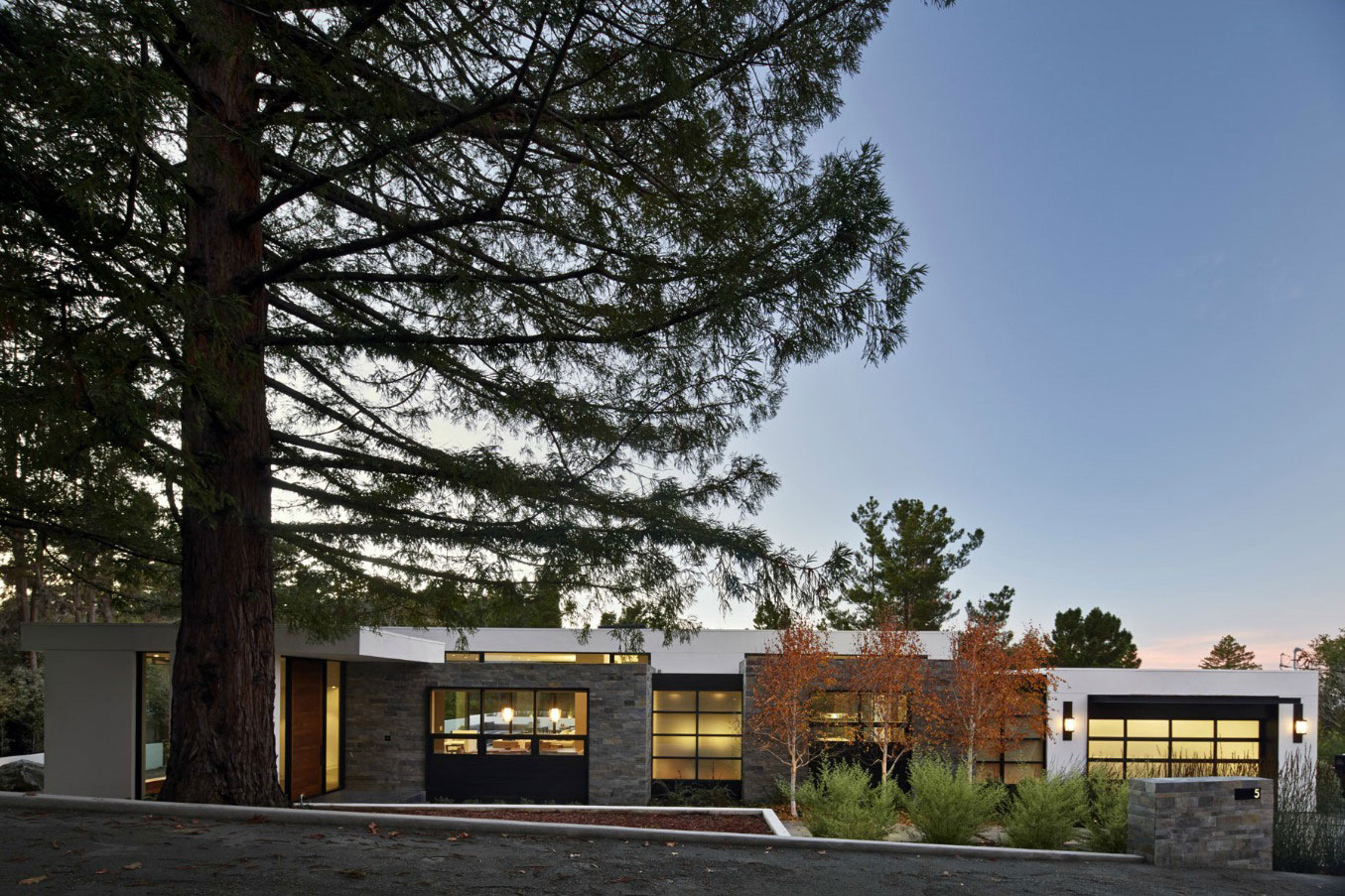 A Sophisticated Family Home with Rich and Warm Color Palette in Hillsborough by Mak Studio (1)