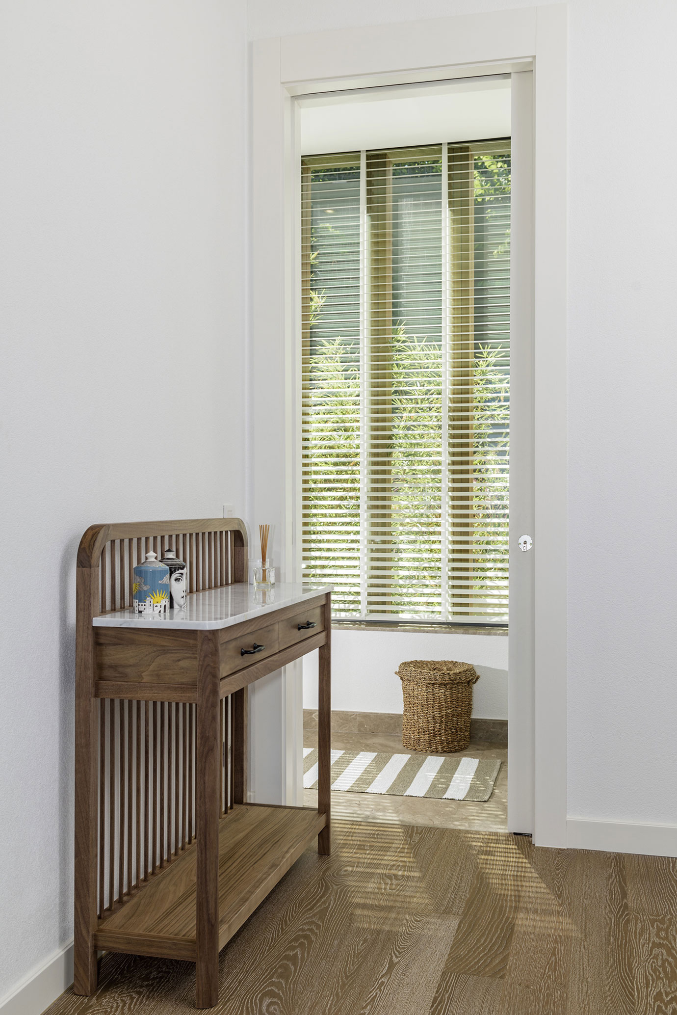 A Sophisticated Yet Comfortable Modern Home in Golkoy, Turkey by Ofist (23)