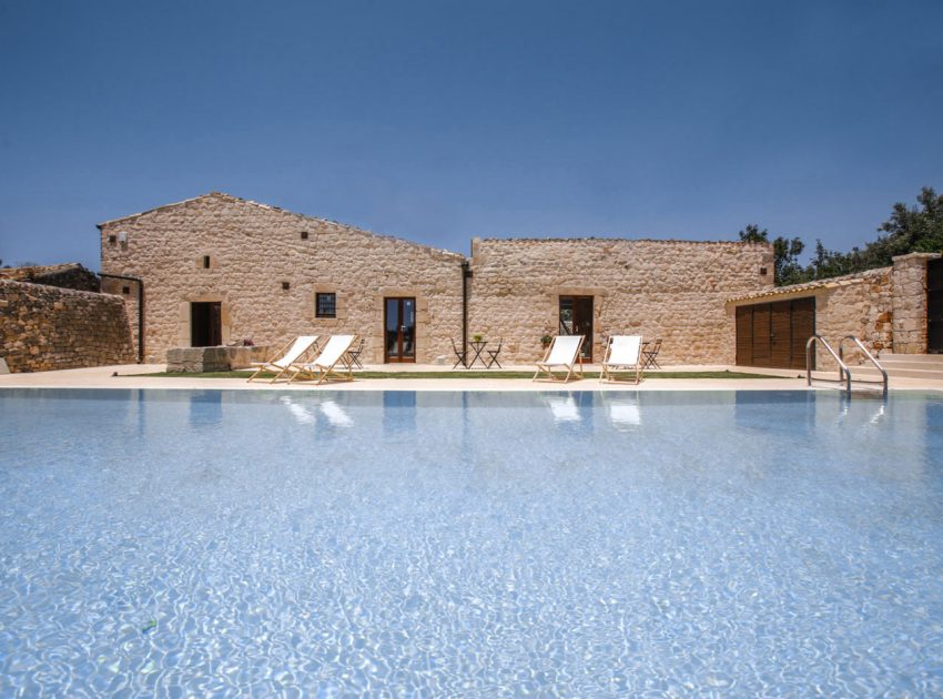 A Spacious Beautiful Rural Home with Pool and Garden in Sicily, Italy by Viviana Pitrolo & Francesco Puglisi (1)