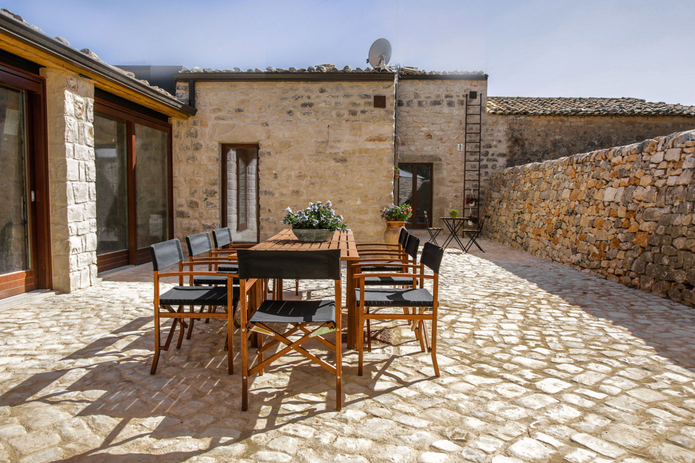 A Spacious Beautiful Rural Home with Pool and Garden in Sicily, Italy by Viviana Pitrolo & Francesco Puglisi (3)