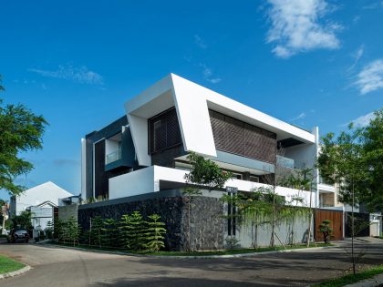 A Bright and Stylish Modern Home with Spacious and Tropical Approach in Jakarta by DP+HS Architects (1)