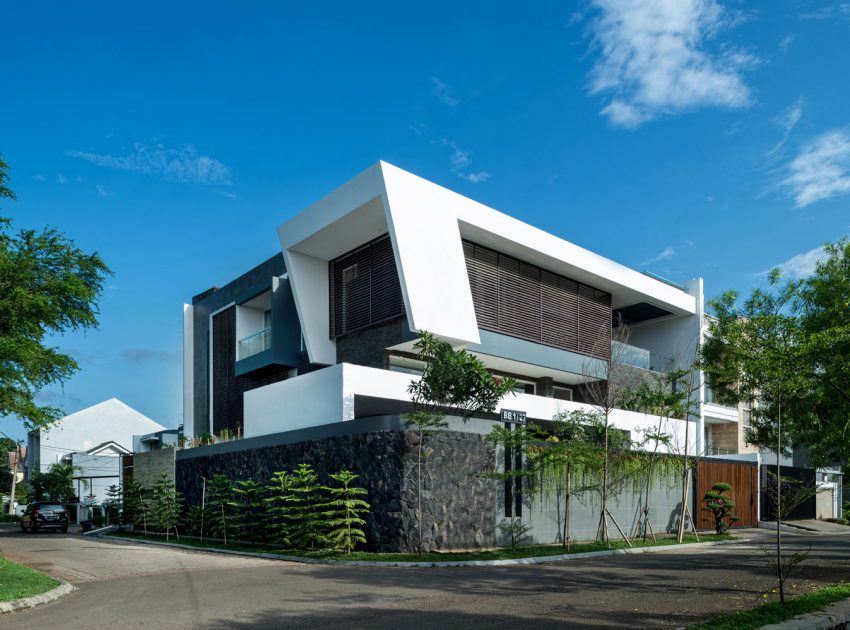 A Bright and Stylish Modern Home with Spacious and Tropical Approach in Jakarta by DP+HS Architects (1)