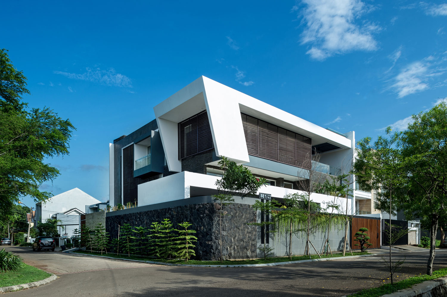 A Bright and Stylish Modern Home with Spacious and Tropical Approach in Jakarta by DP+HS Architects (1)