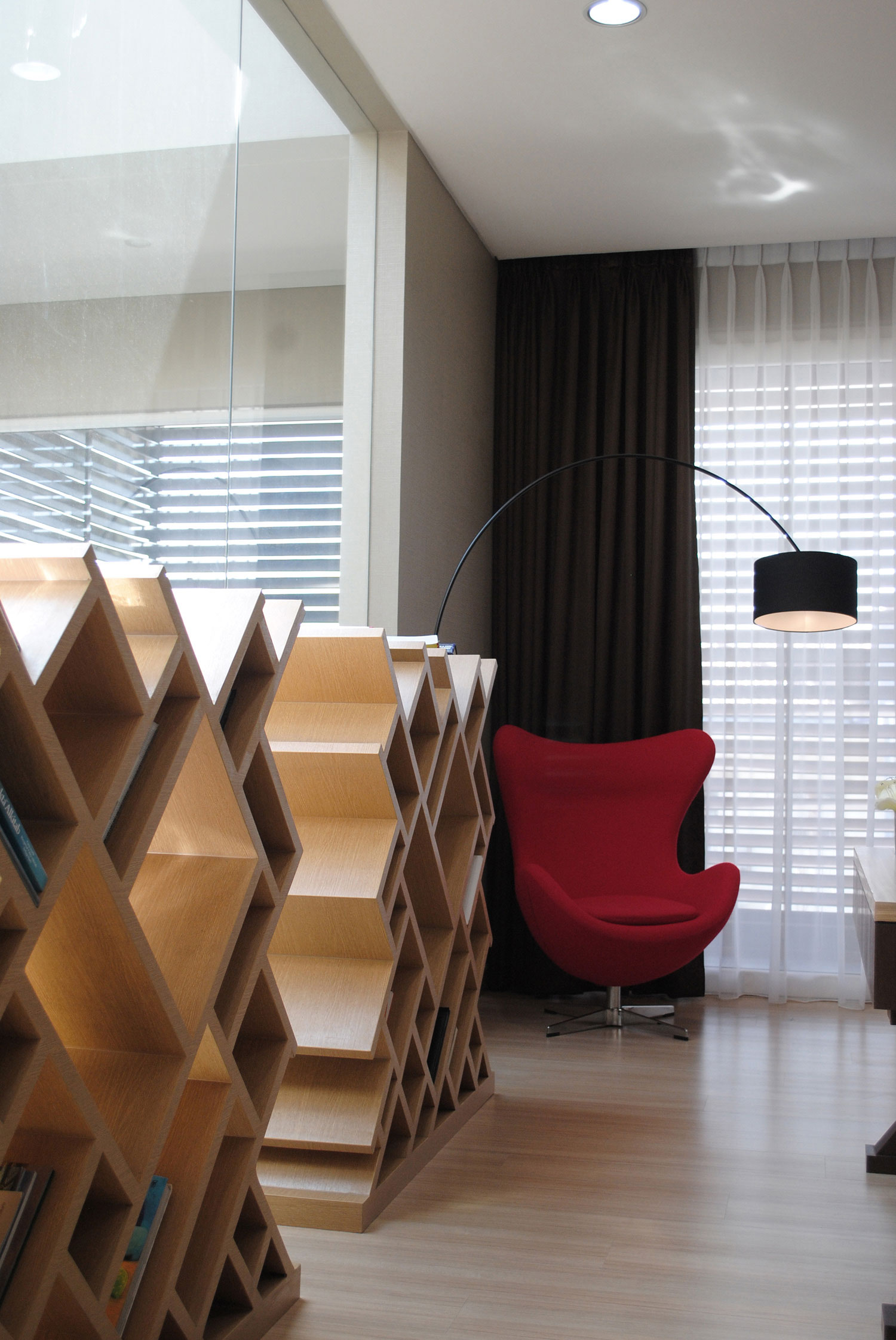 A Bright and Stylish Modern Home with Spacious and Tropical Approach in Jakarta by DP+HS Architects (11)