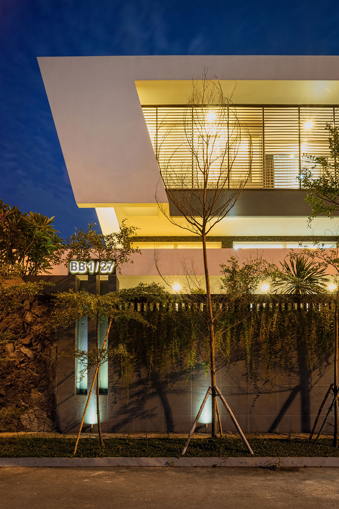 A Bright and Stylish Modern Home with Spacious and Tropical Approach in Jakarta by DP+HS Architects (14)