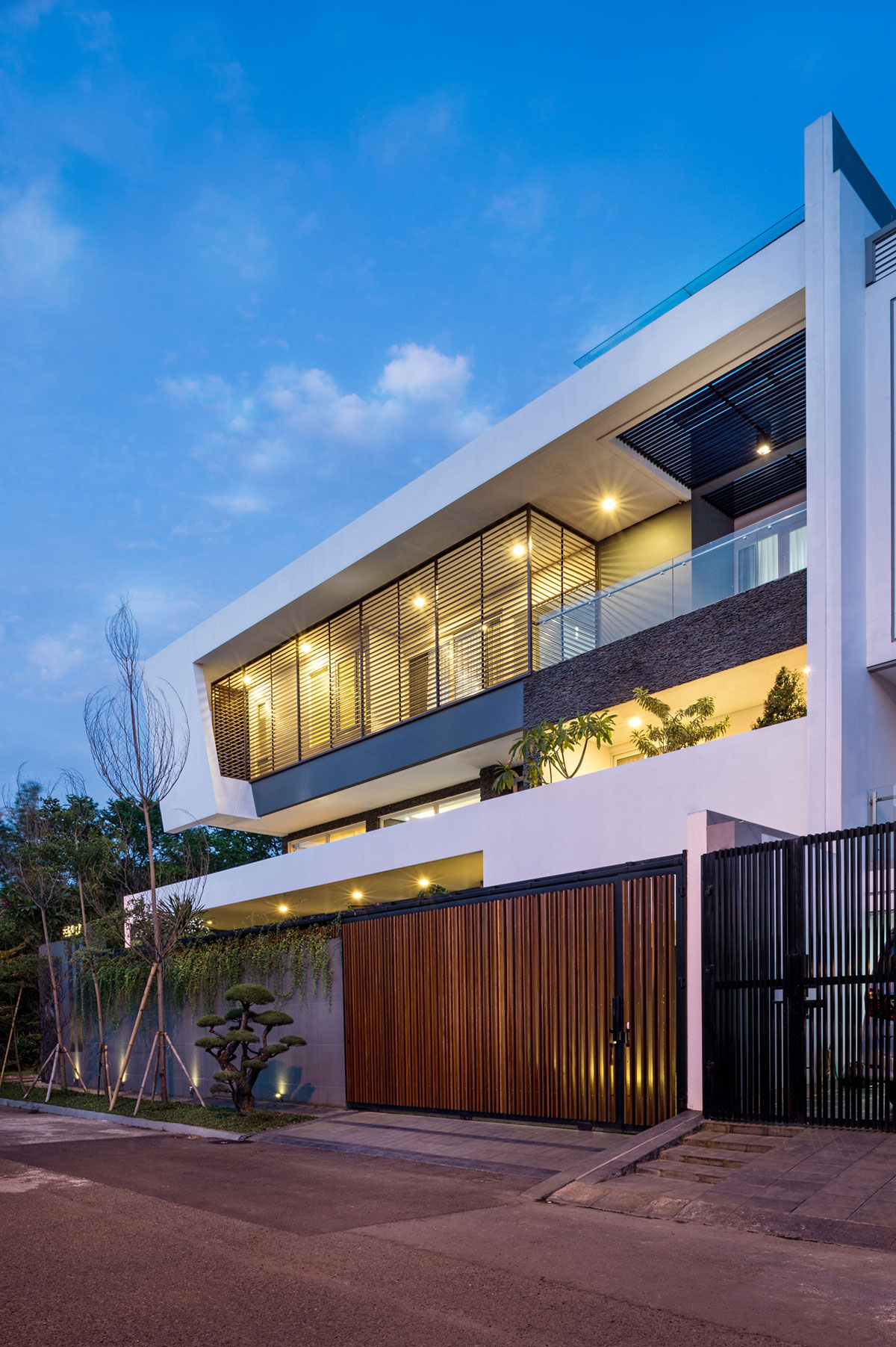 A Bright and Stylish Modern Home with Spacious and Tropical Approach in Jakarta by DP+HS Architects (15)