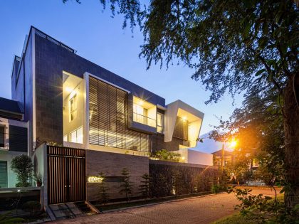 A Spacious, Bright and Stylish Modern Home with Tropical Approach in Jakarta by DP+HS Architects (16)