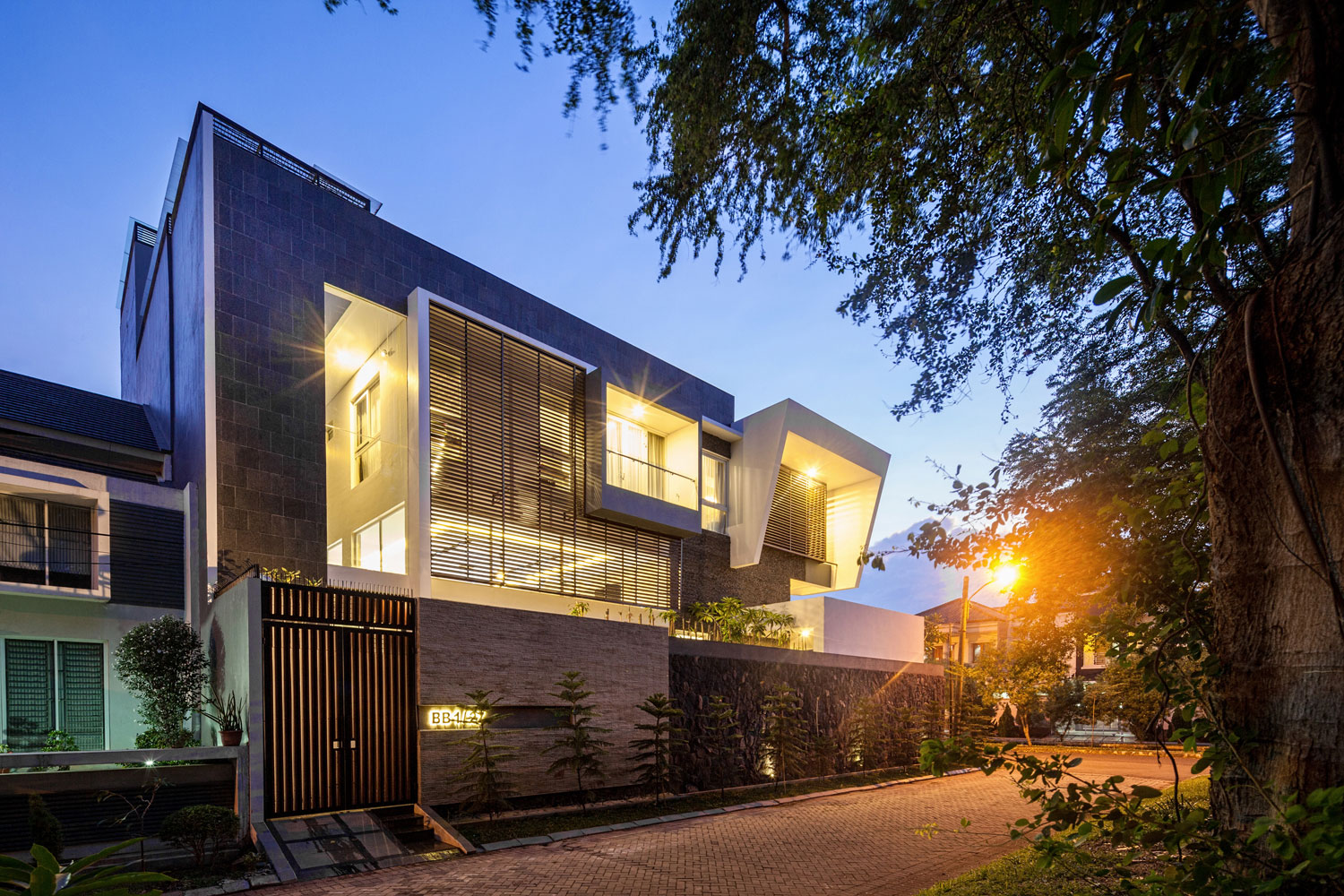 A Bright and Stylish Modern Home with Spacious and Tropical Approach in Jakarta by DP+HS Architects (16)