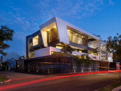 A Spacious, Bright and Stylish Modern Home with Tropical Approach in Jakarta by DP+HS Architects (17)