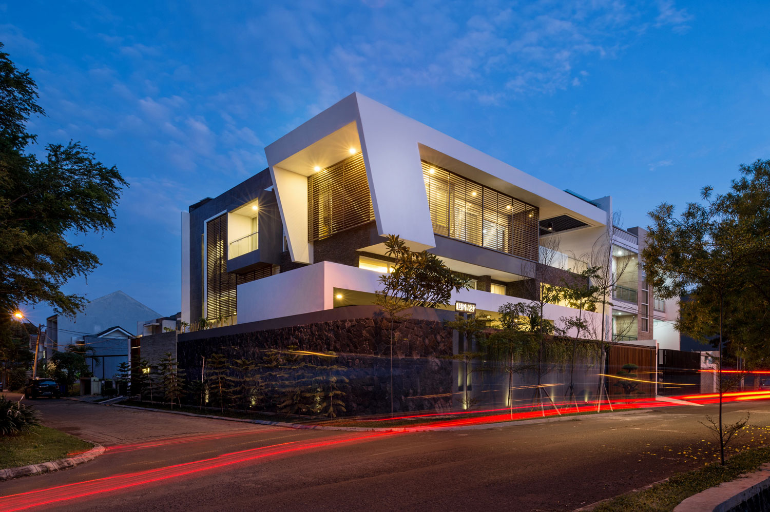 A Bright and Stylish Modern Home with Spacious and Tropical Approach in Jakarta by DP+HS Architects (17)