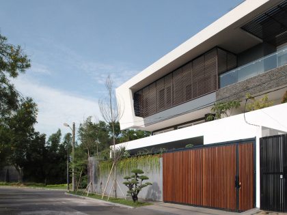 A Bright and Stylish Modern Home with Spacious and Tropical Approach in Jakarta by DP+HS Architects (2)