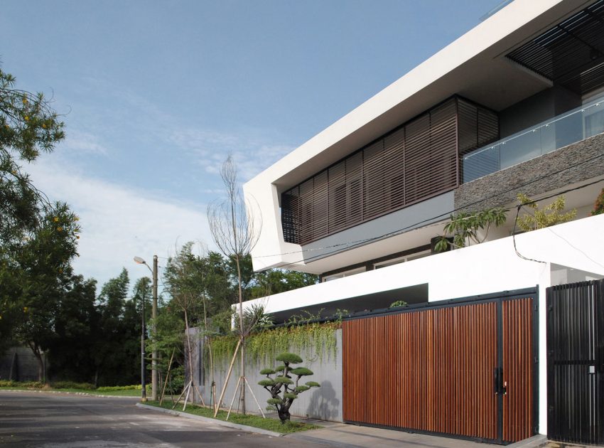 A Spacious, Bright and Stylish Modern Home with Tropical Approach in Jakarta by DP+HS Architects (2)