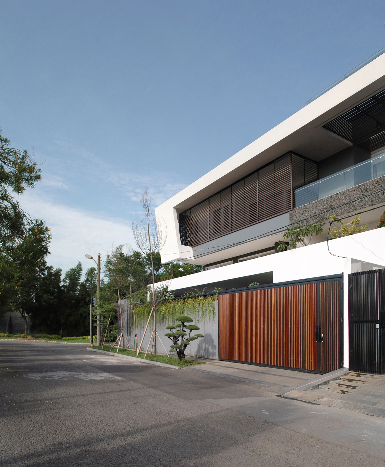 A Bright and Stylish Modern Home with Spacious and Tropical Approach in Jakarta by DP+HS Architects (2)