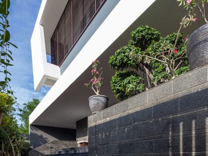 A Spacious, Bright and Stylish Modern Home with Tropical Approach in Jakarta by DP+HS Architects (5)