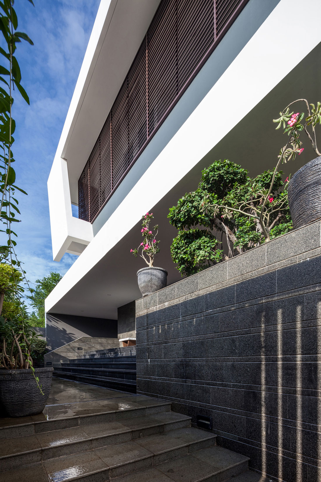 A Bright and Stylish Modern Home with Spacious and Tropical Approach in Jakarta by DP+HS Architects (5)