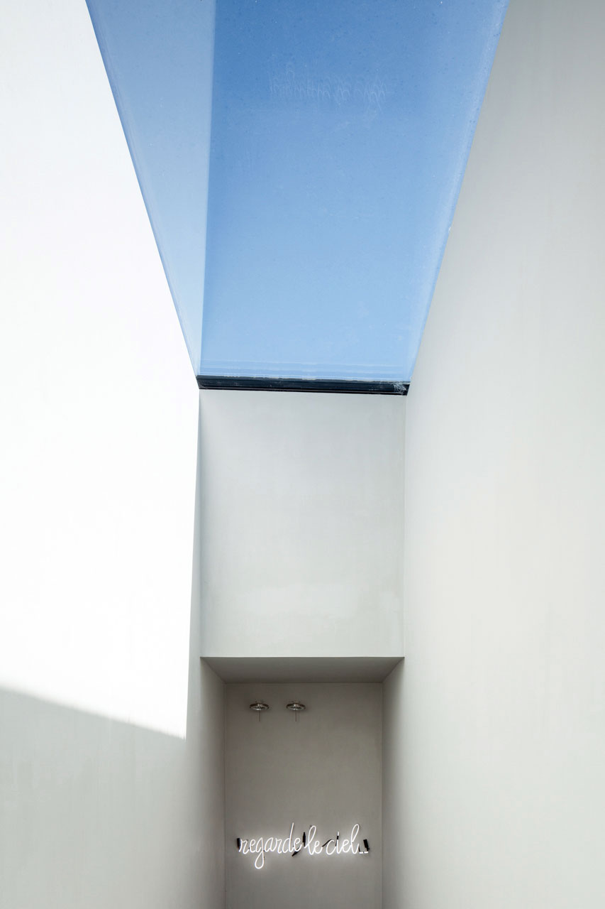 A Spacious Contemporary Home Finished with Concrete, Metal Mesh and Glass in Knokke by Govaert & Vanhoutte Architects (17)