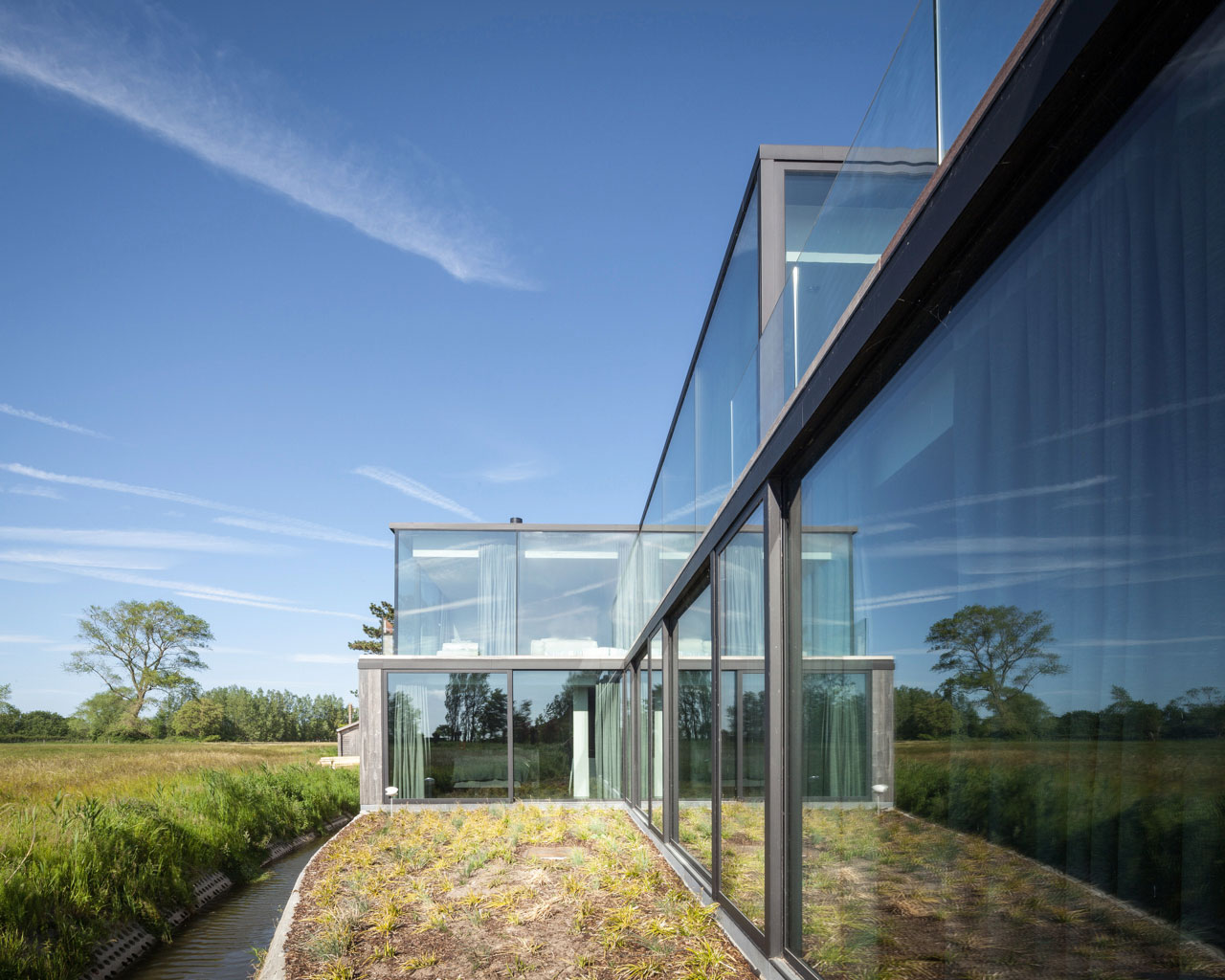 A Spacious Contemporary Home Finished with Concrete, Metal Mesh and Glass in Knokke by Govaert & Vanhoutte Architects (2)