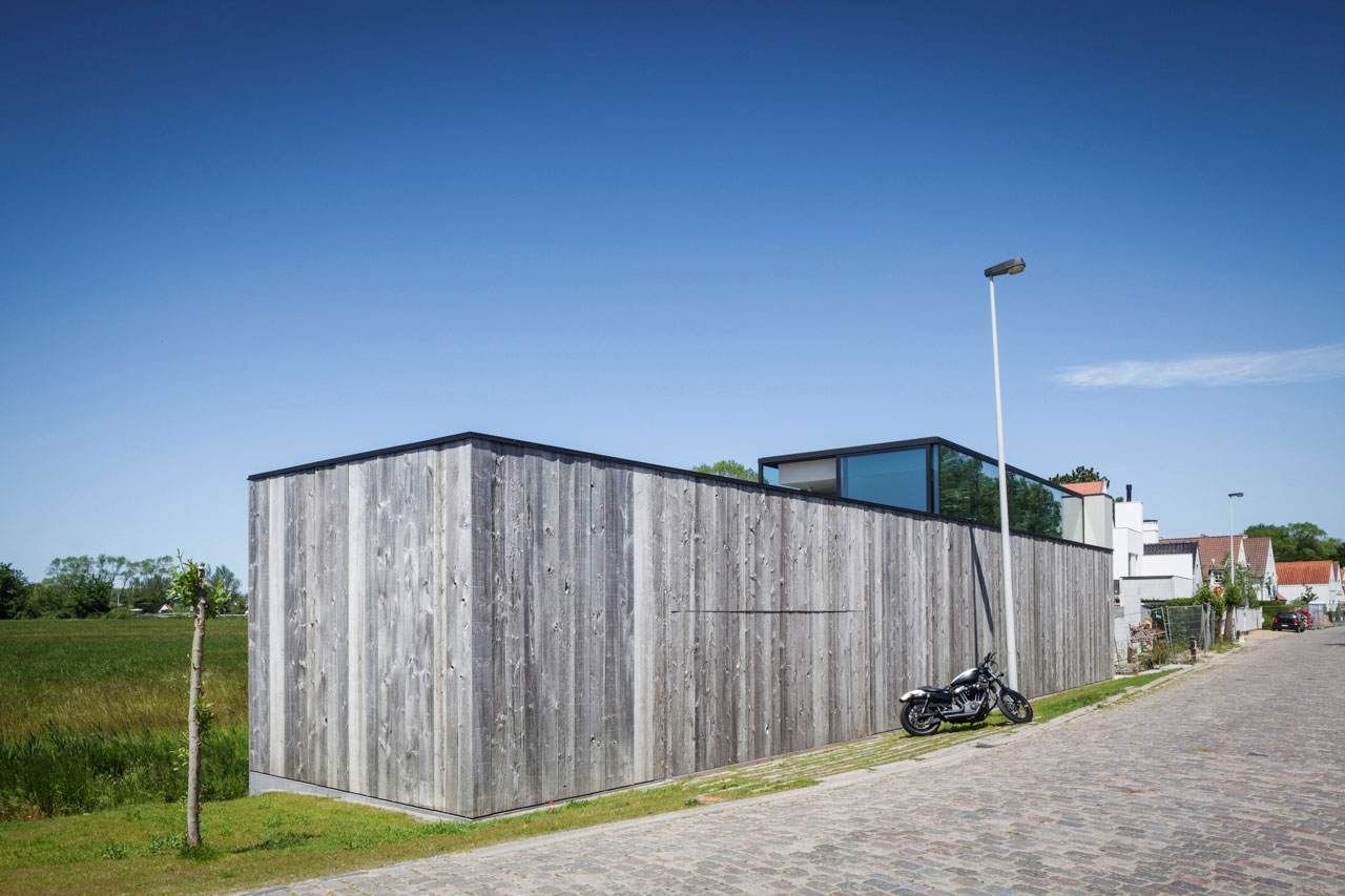 A Spacious Contemporary Home Finished with Concrete, Metal Mesh and Glass in Knokke by Govaert & Vanhoutte Architects (4)