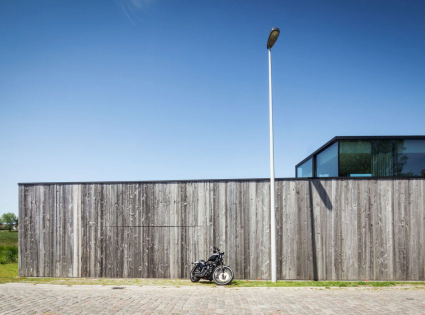 A Spacious Contemporary Home Finished with Concrete, Metal Mesh and Glass in Knokke by Govaert & Vanhoutte Architects (5)