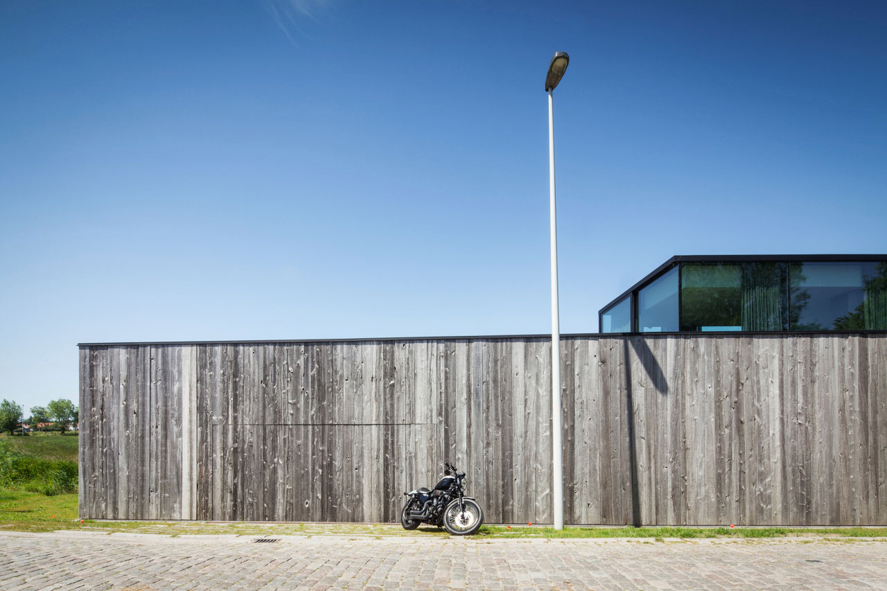 A Spacious Contemporary Home Finished with Concrete, Metal Mesh and Glass in Knokke by Govaert & Vanhoutte Architects (5)