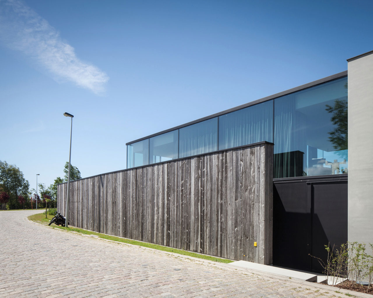 A Spacious Contemporary Home Finished with Concrete, Metal Mesh and Glass in Knokke by Govaert & Vanhoutte Architects (6)