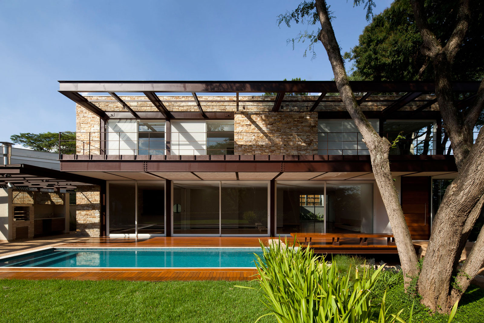 A Spacious Contemporary Home with Elegant Landscaping in Boaçava, Brazil by Vasco Lopes Arquitetura (1)