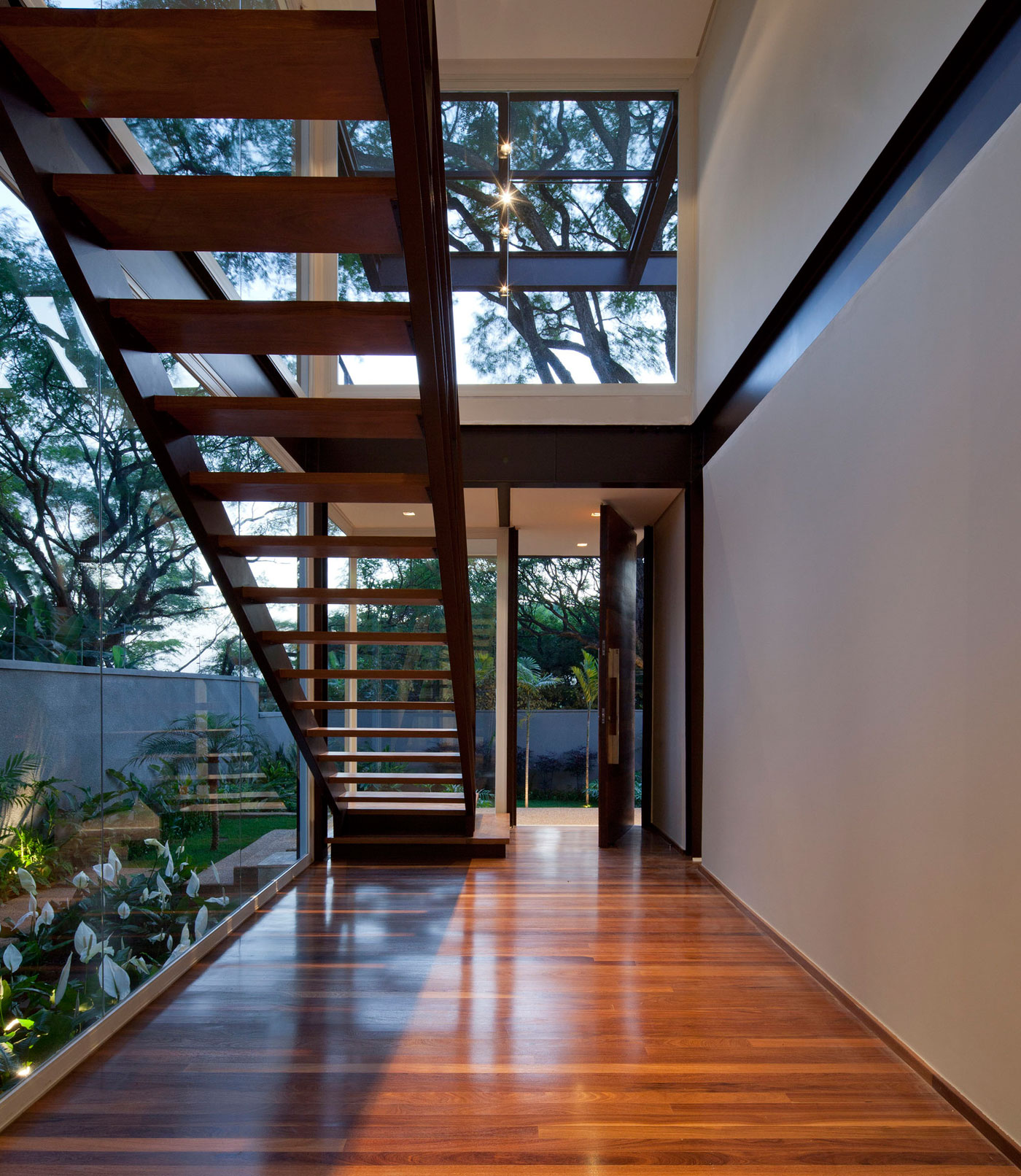 A Spacious Contemporary Home with Elegant Landscaping in Boaçava, Brazil by Vasco Lopes Arquitetura (10)
