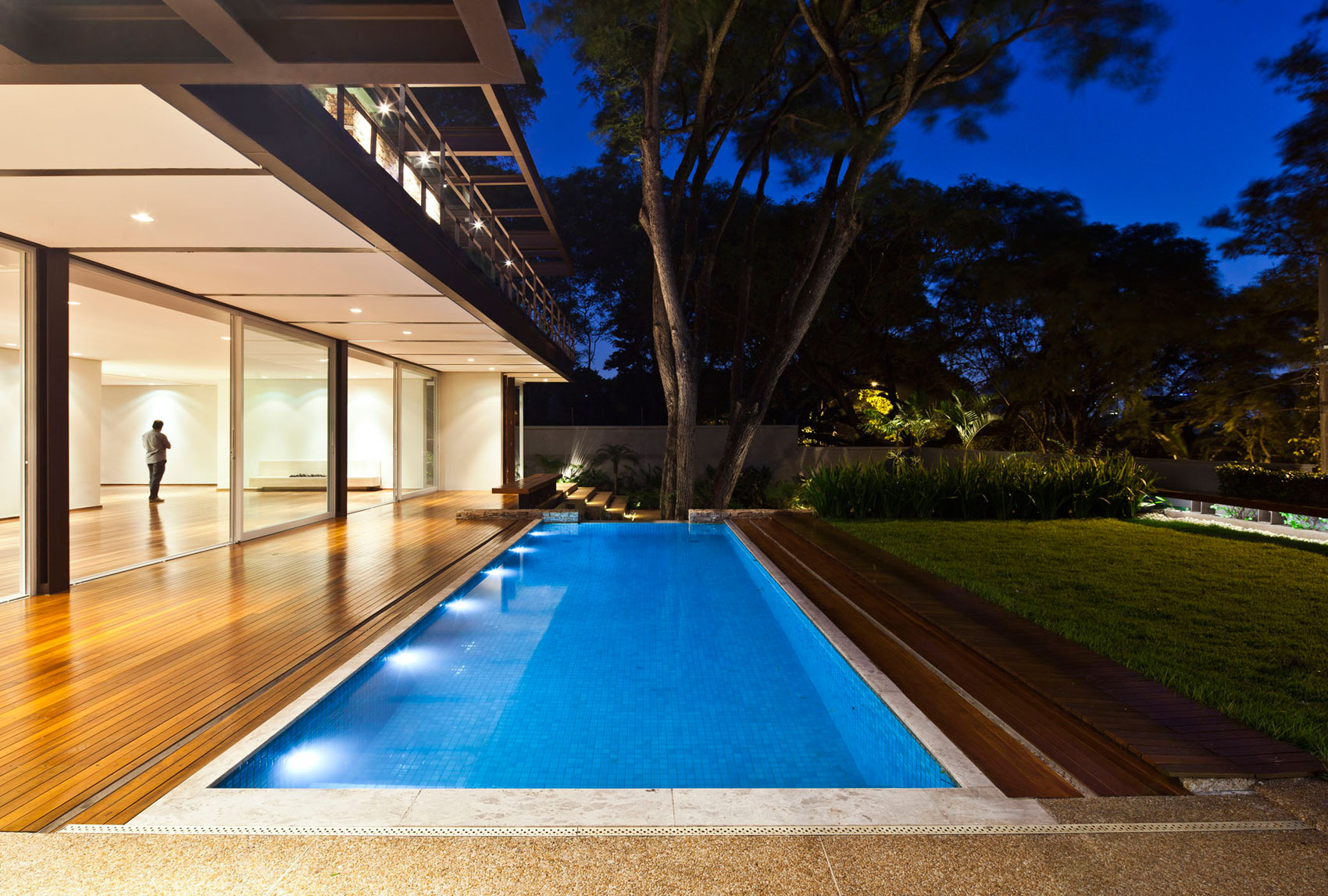 A Spacious Contemporary Home with Elegant Landscaping in Boaçava, Brazil by Vasco Lopes Arquitetura (12)