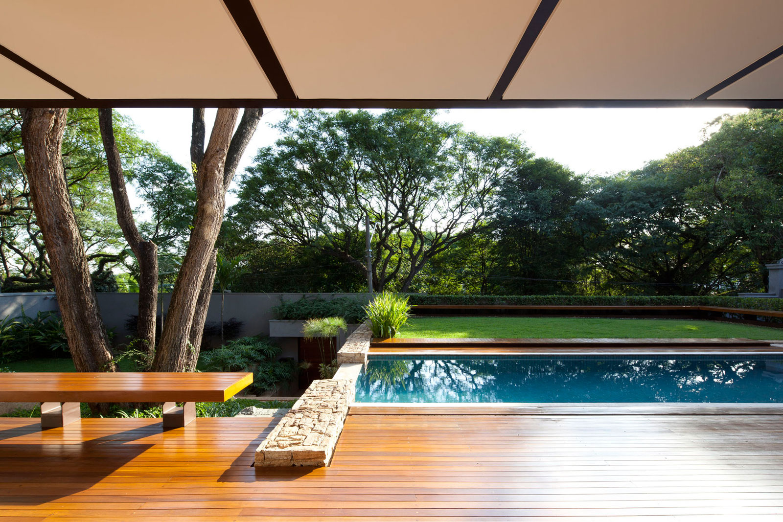 A Spacious Contemporary Home with Elegant Landscaping in Boaçava, Brazil by Vasco Lopes Arquitetura (2)