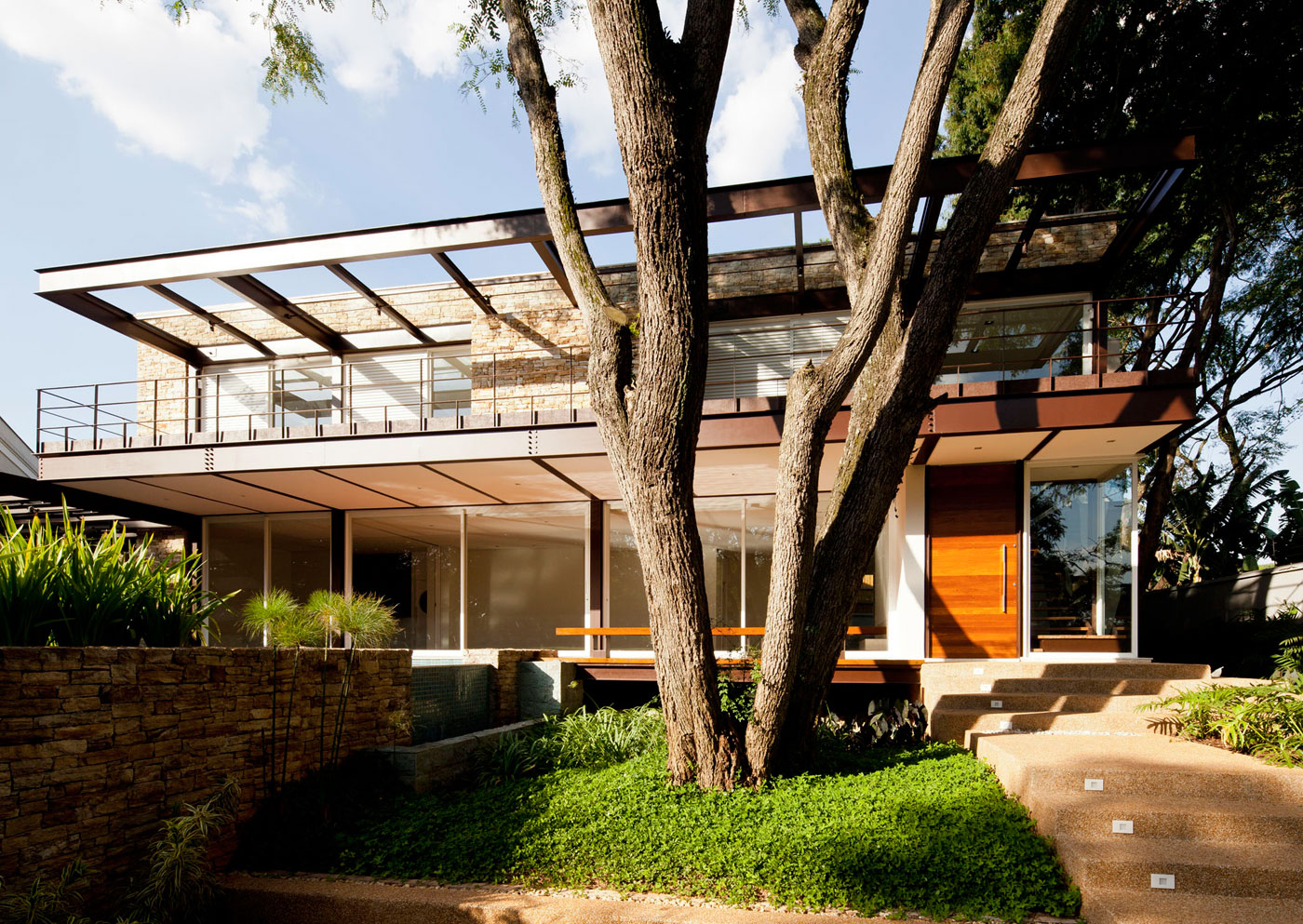A Spacious Contemporary Home with Elegant Landscaping in Boaçava, Brazil by Vasco Lopes Arquitetura (3)