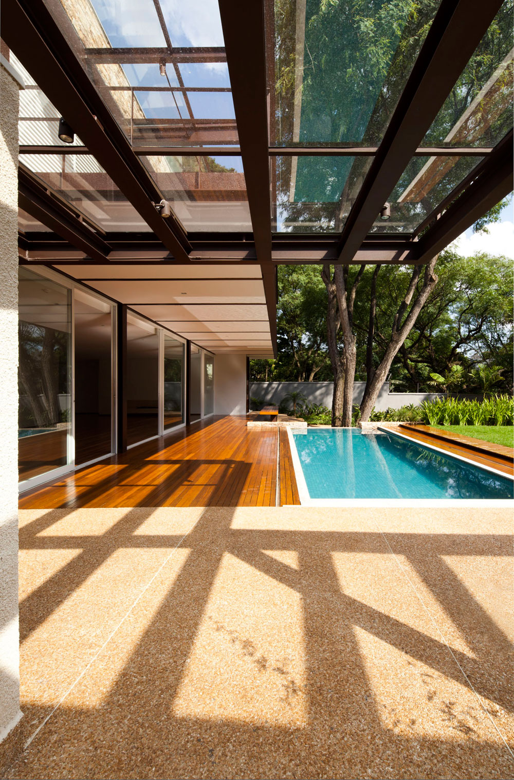 A Spacious Contemporary Home with Elegant Landscaping in Boaçava, Brazil by Vasco Lopes Arquitetura (4)