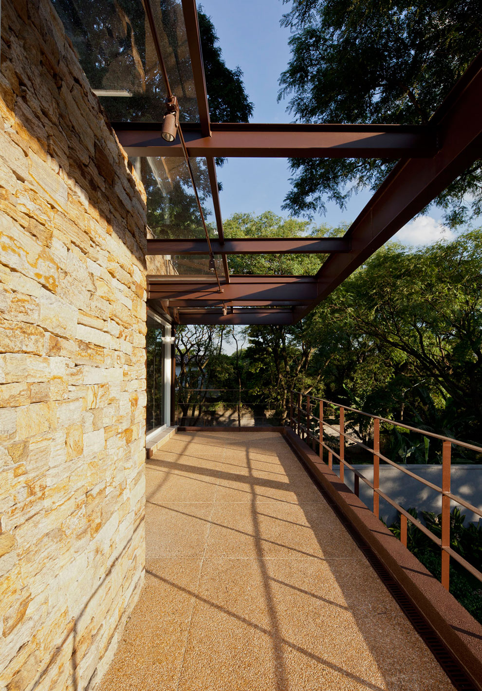A Spacious Contemporary Home with Elegant Landscaping in Boaçava, Brazil by Vasco Lopes Arquitetura (6)