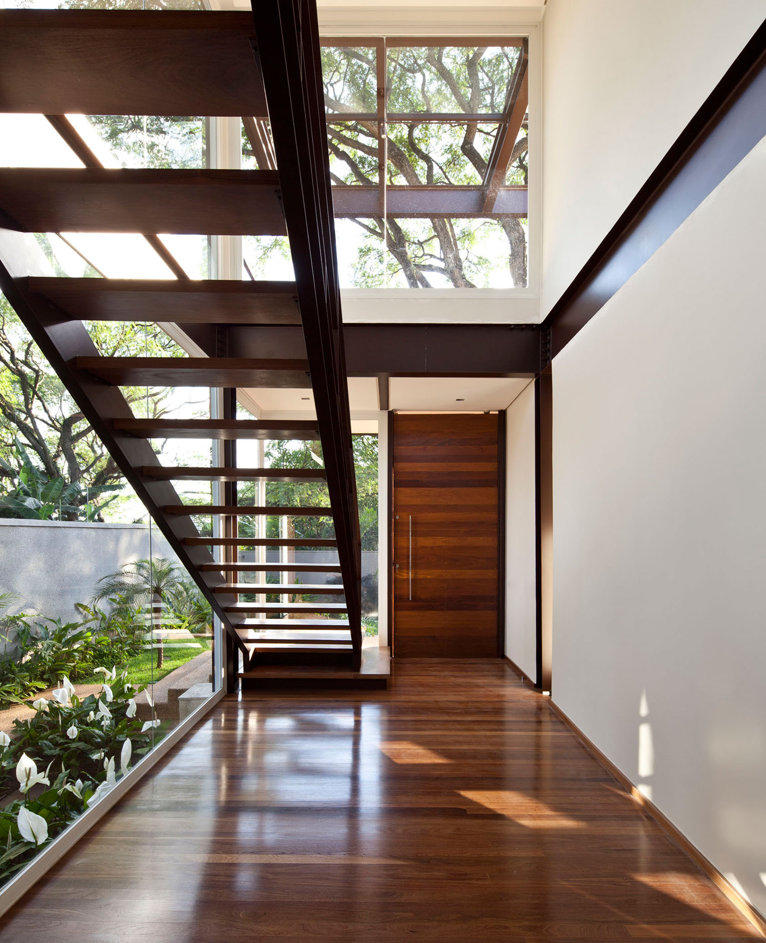 A Spacious Contemporary Home with Elegant Landscaping in Boaçava, Brazil by Vasco Lopes Arquitetura (7)
