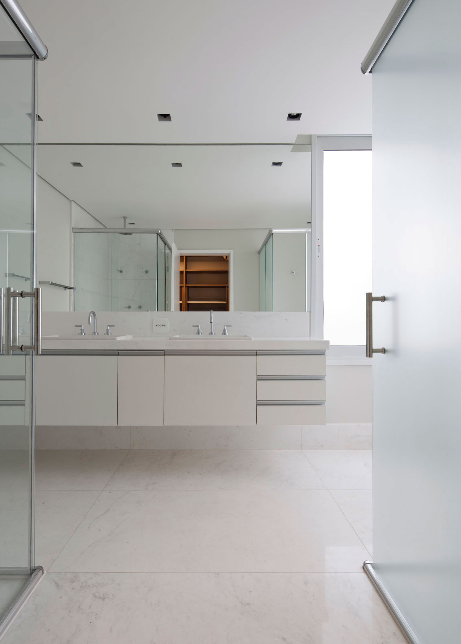 A Spacious Contemporary Home with Elegant Landscaping in Boaçava, Brazil by Vasco Lopes Arquitetura (8)