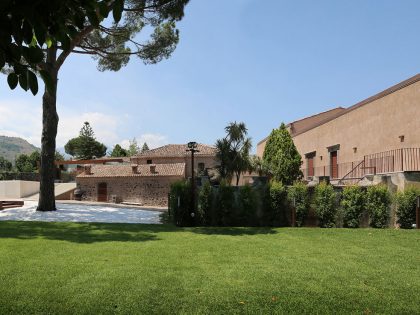 A Spacious Contemporary Home with Large Infinity Pool in Viagrande, Italy by ACA Amore Campione Architettura (1)