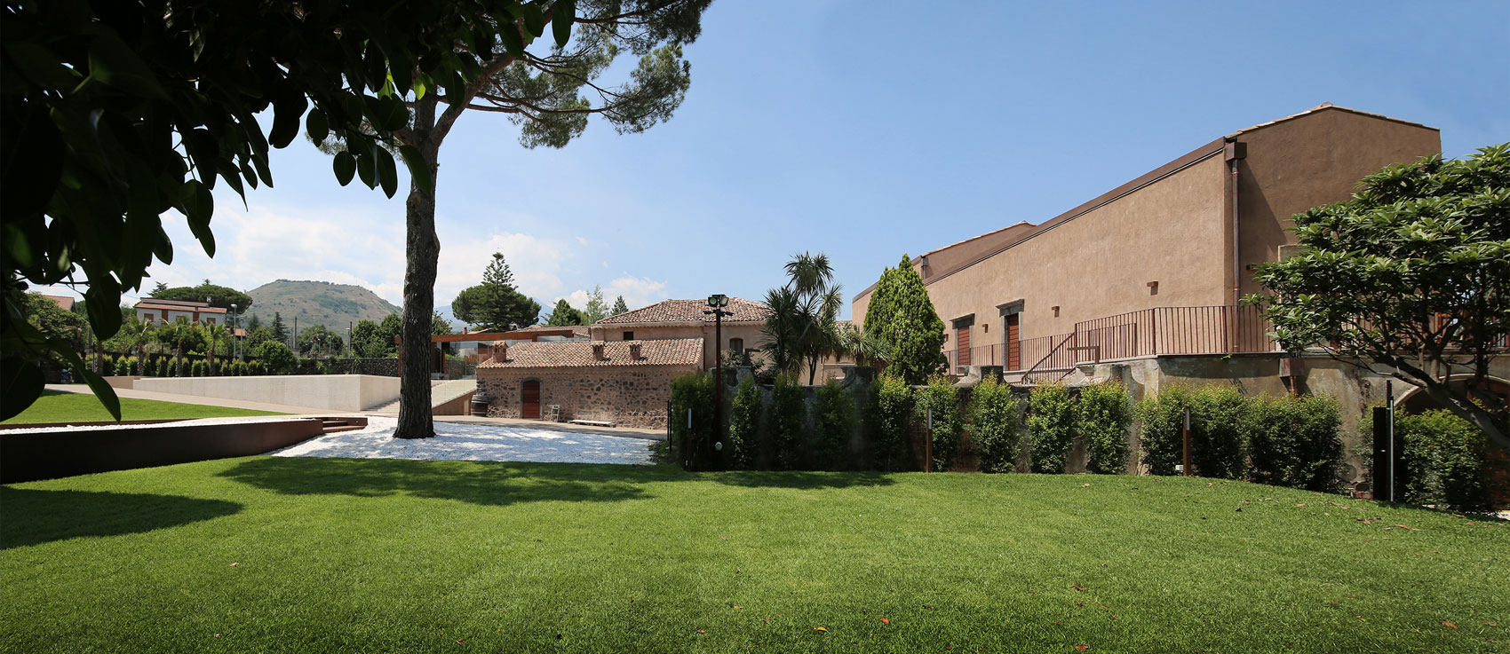 A Spacious Contemporary Home with Large Infinity Pool in Viagrande, Italy by ACA Amore Campione Architettura (1)