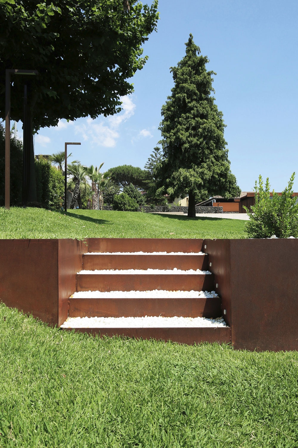 A Spacious Contemporary Home with Large Infinity Pool in Viagrande, Italy by ACA Amore Campione Architettura (11)