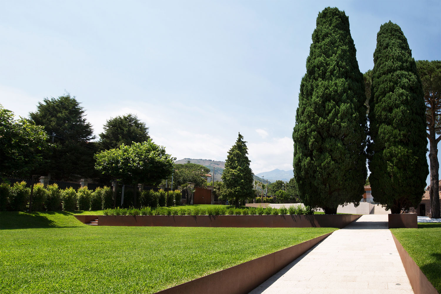 A Spacious Contemporary Home with Large Infinity Pool in Viagrande, Italy by ACA Amore Campione Architettura (13)